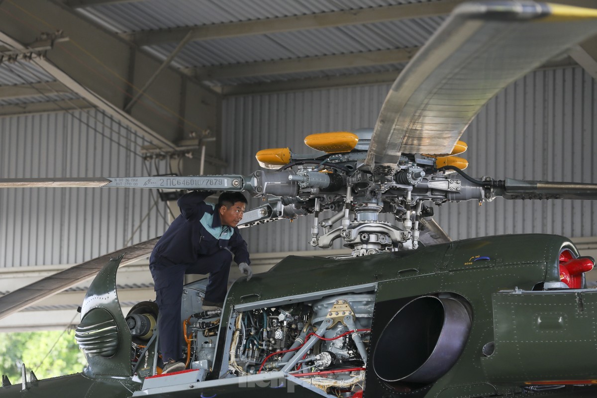 Hợp luyện đội hình trực thăng , Yak - 130 và su - 30 mk2 tại Đồng Nai - Ảnh 2. Hợp luyện đội hình trực thăng , Yak - 130 và su - 30 mk2 tại Đồng Nai - Ảnh 2.