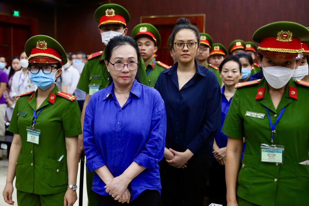 Bị cáo Trương Mỹ Lan được gặp luật sư giờ tòa giải lao - Ảnh 1. Bị cáo Trương Mỹ Lan được gặp luật sư giờ tòa giải lao - Ảnh 1.