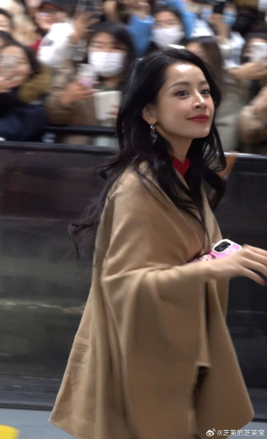 Nữ chủ tịch U35 cả nước biết mặt bị "tóm dính" trên đường: 20s của một tuyệt sắc giai nhân! - Ảnh 4. Nữ chủ tịch U35 cả nước biết mặt bị "tóm dính" trên đường: 20s của một tuyệt sắc giai nhân! - Ảnh 4.