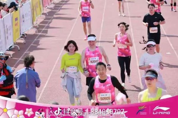 Vui vẻ livestream sự kiện, ch&agrave;ng trai v&ocirc; t&igrave;nh tiết lộ b&iacute; mật động trời của chủ tịch tập đo&agrave;n nổi tiếng- Ảnh 2.