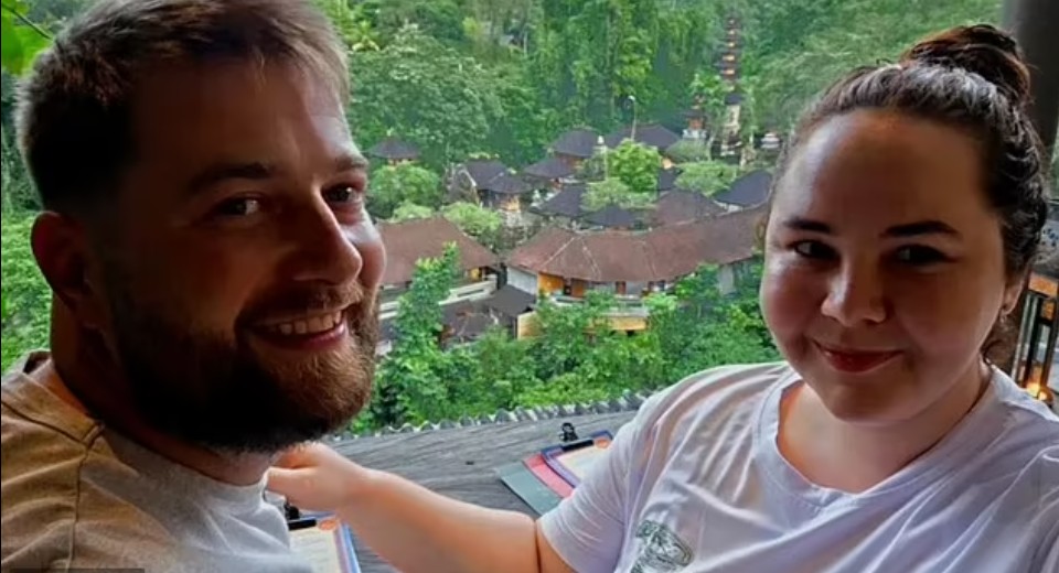 186.000 người rùng mình theo dõi cảnh nhóm du khách vùng vẫy tuyệt vọng khi rơi vào cảnh này trên biển- Ảnh 3.