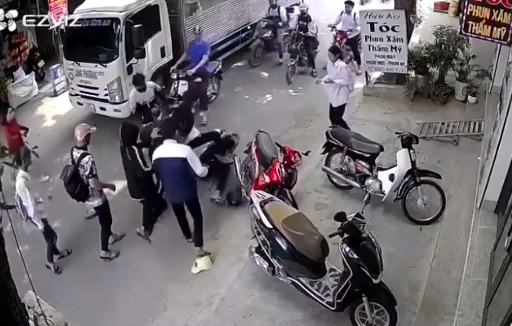 Nam sinh bị đ&aacute;nh hội đồng tr&ecirc;n đường về nh&agrave; c&ugrave;ng bạn g&aacute;i - Ảnh 1.