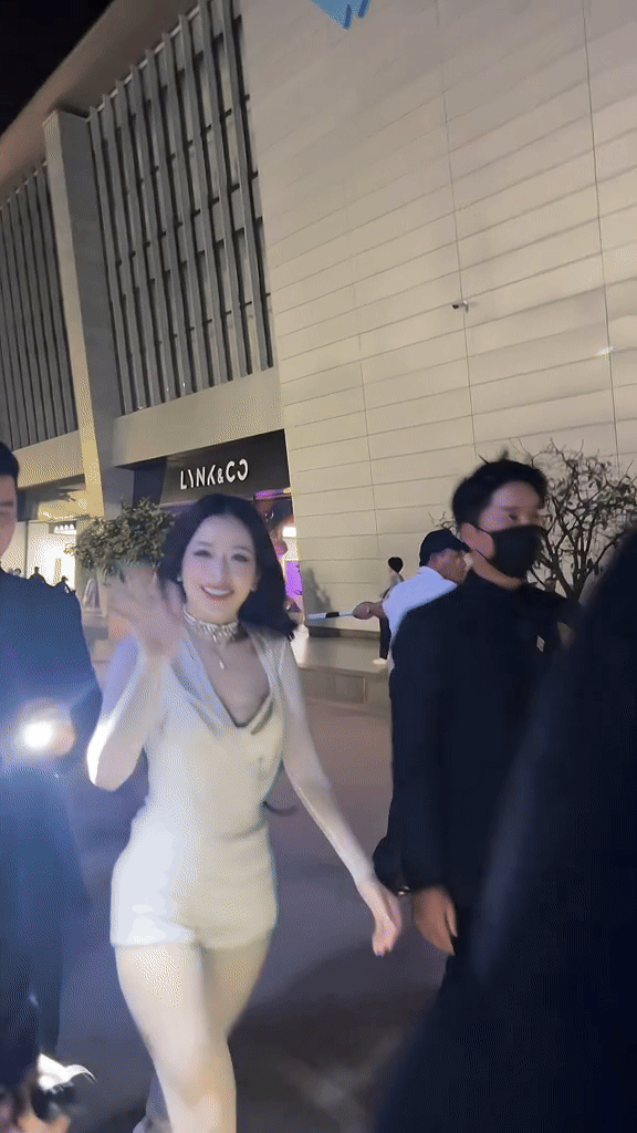 Nữ chủ tịch U35 cả nước biết mặt bị "tóm dính" trên đường: 20s của một tuyệt sắc giai nhân! - Ảnh 2. Nữ chủ tịch U35 cả nước biết mặt bị "tóm dính" trên đường: 20s của một tuyệt sắc giai nhân! - Ảnh 2.