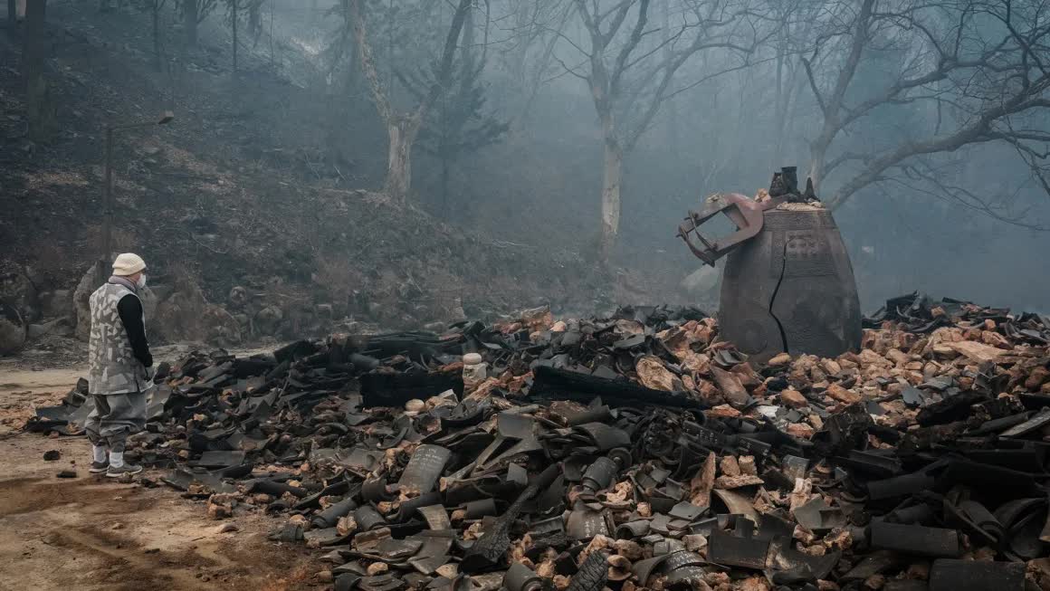 Thảm họa ch&aacute;y rừng H&agrave;n Quốc bước sang ng&agrave;y thứ 5: 10.000 l&iacute;nh cứu hỏa vẫn kh&ocirc;ng dập được lửa, số người chết tiếp tục tăng, di t&iacute;ch ng&agrave;n năm chỉ c&ograve;n lại tro t&agrave;n- Ảnh 9.