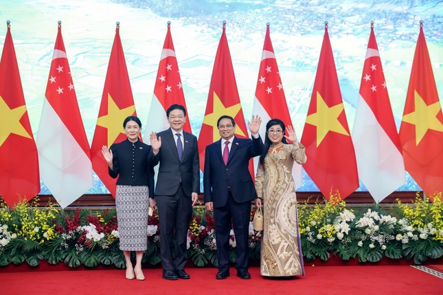 Thủ tướng Phạm Minh Ch&iacute;nh đ&oacute;n Thủ tướng Singapore Lawrence Wong tại Việt Nam - Ảnh 1.