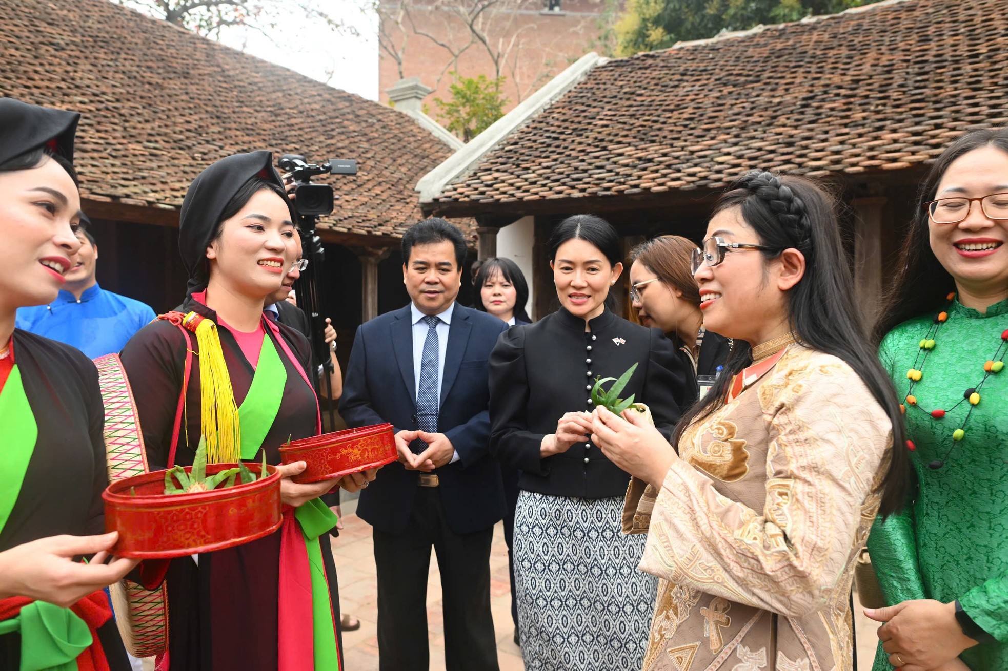 Phu nh&acirc;n Singapore nhận bức tranh Đ&ocirc;ng Hồ Chăn tr&acirc;u thổi s&aacute;o tại Việt Nam - Ảnh 3.