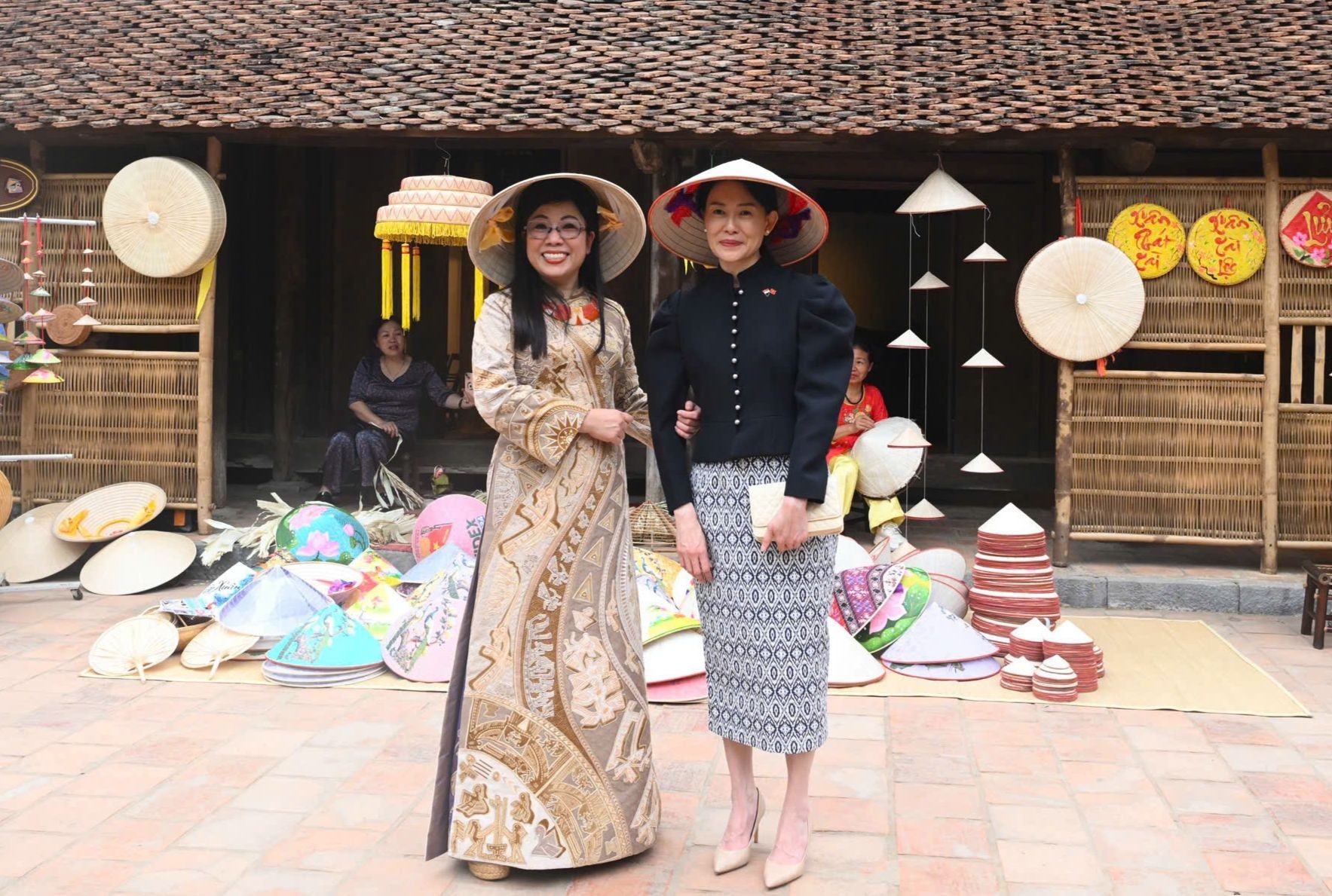 Phu nh&acirc;n Singapore nhận bức tranh Đ&ocirc;ng Hồ Chăn tr&acirc;u thổi s&aacute;o tại Việt Nam - Ảnh 1.