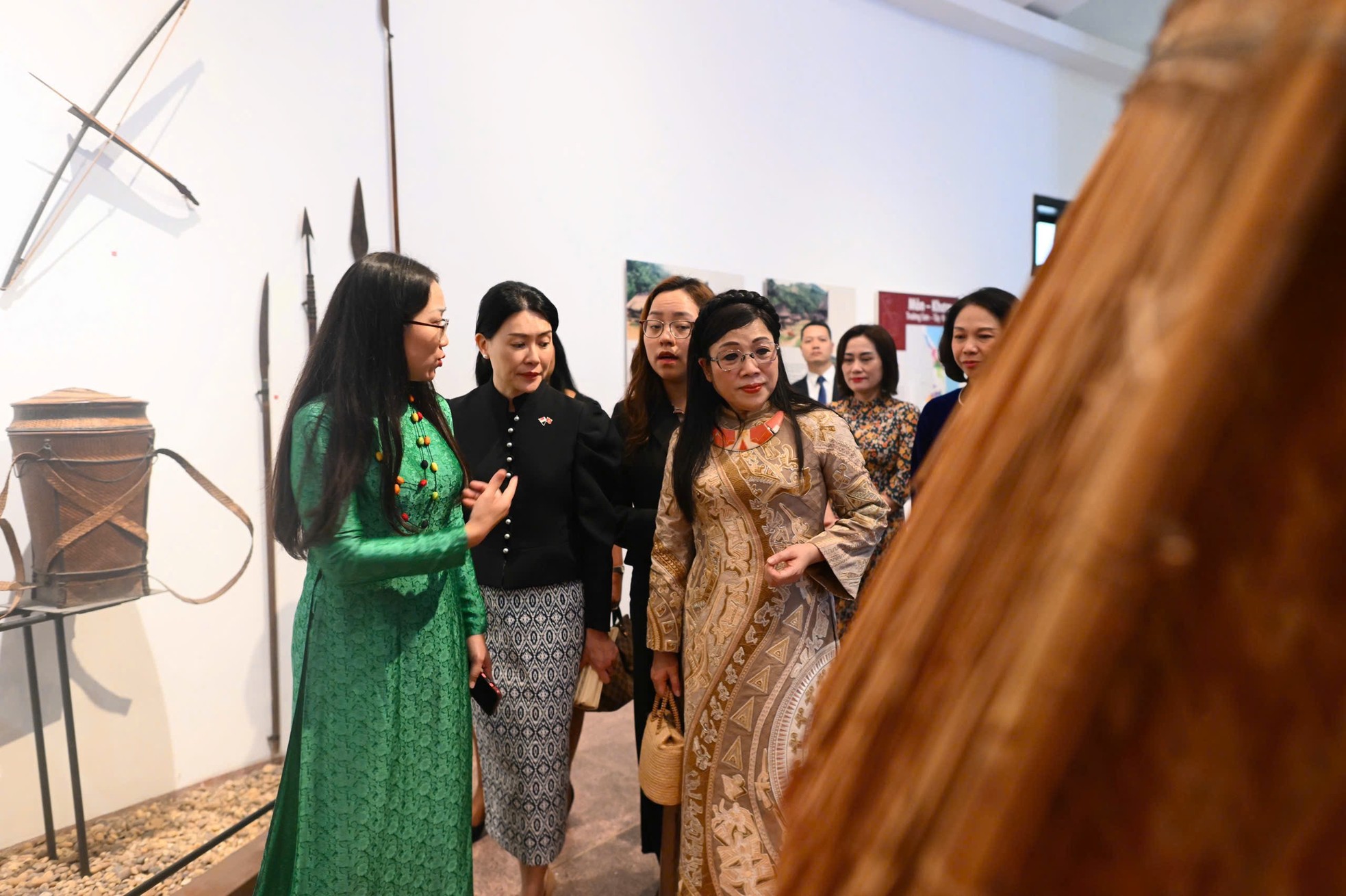 Phu nh&acirc;n Singapore nhận bức tranh Đ&ocirc;ng Hồ Chăn tr&acirc;u thổi s&aacute;o tại Việt Nam - Ảnh 6.