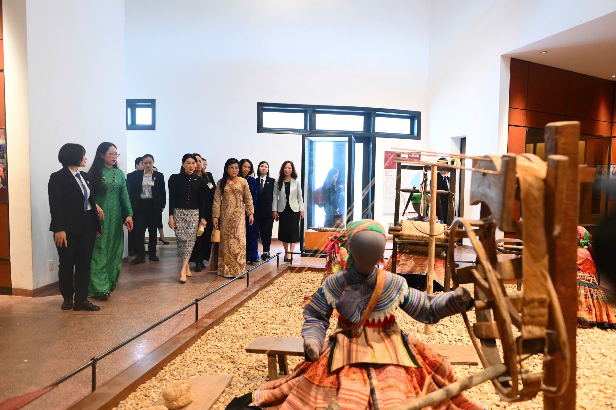 Phu nh&acirc;n Singapore nhận bức tranh Đ&ocirc;ng Hồ Chăn tr&acirc;u thổi s&aacute;o tại Việt Nam - Ảnh 5.