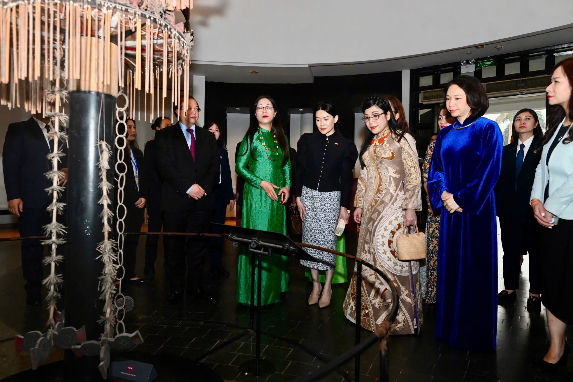 Phu nh&acirc;n Singapore nhận bức tranh Đ&ocirc;ng Hồ Chăn tr&acirc;u thổi s&aacute;o tại Việt Nam - Ảnh 4.