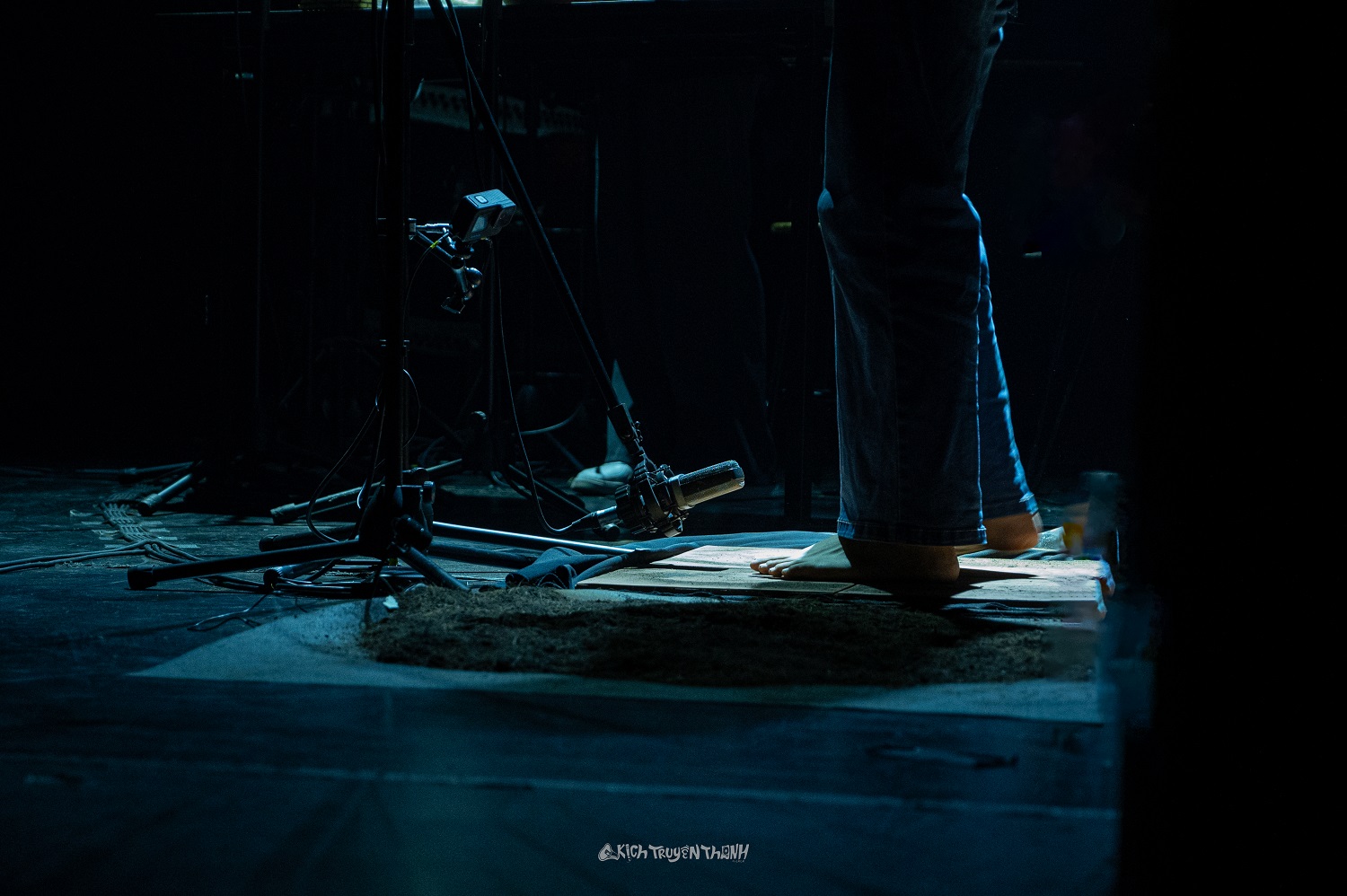 Đạo diễn “Đêm tối rực rỡ” hóa thân Chí Phèo, thoại giọng Bắc - Ảnh 3.