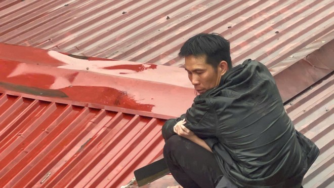 Vụ bé gái bị gã đàn ông cầm 2 dao khống chế: Nghi phạm trước đó đã "bắt cóc" 1 nam thanh niên - Ảnh 1.