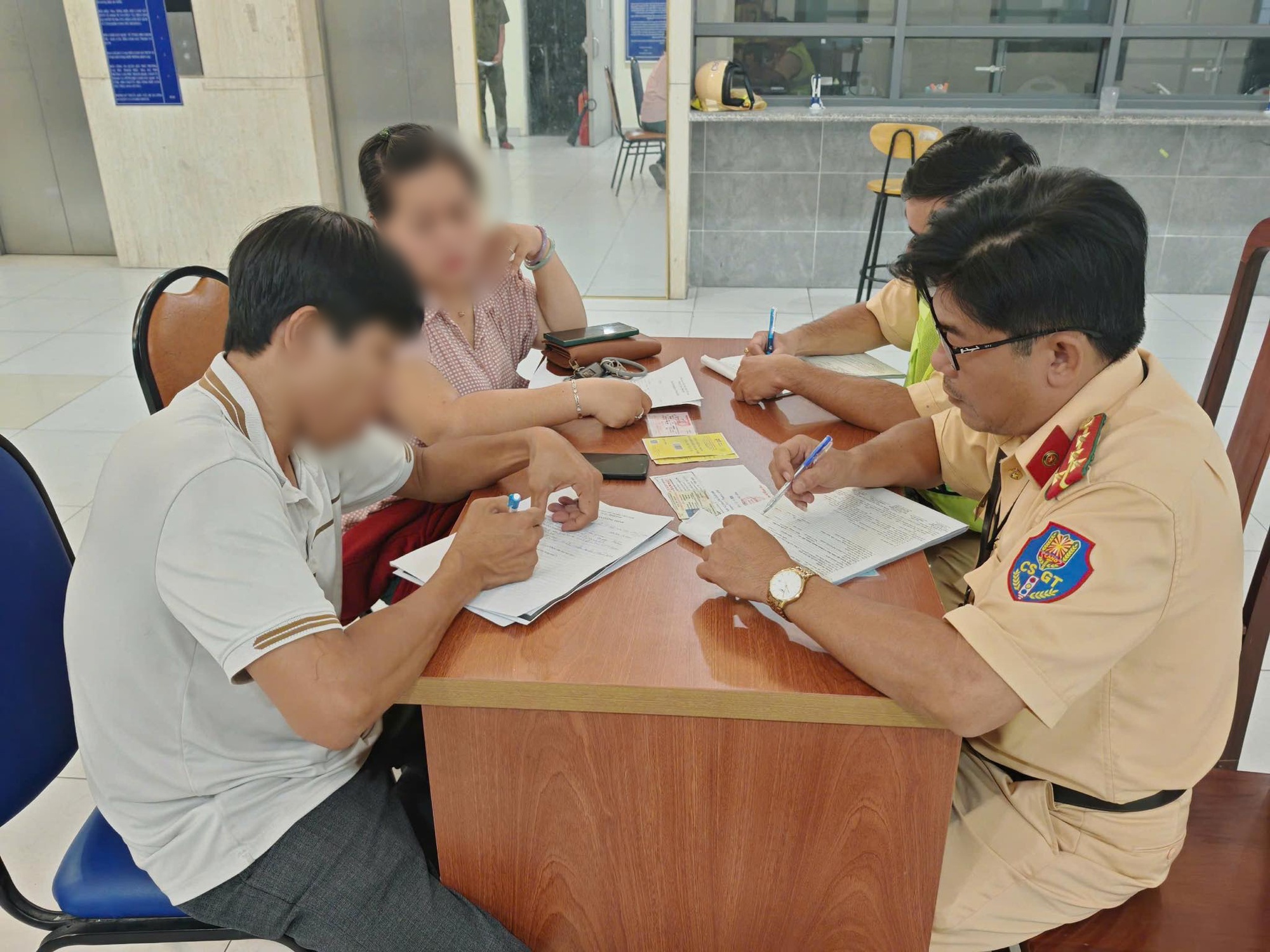 Dàn diễn viên Âm dương lộ bị thả phẫn nộ sau lùm xùm đi xe cấp cứu để quảng cáo ra mắt phim- Ảnh 6. Dàn diễn viên Âm dương lộ bị thả phẫn nộ sau lùm xùm đi xe cấp cứu để quảng cáo ra mắt phim- Ảnh 6.