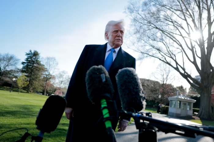 Tổng thống Donald Trump &aacute;p thuế đối ứng cho "mọi quốc gia", gi&aacute; v&agrave;ng thế giới lập kỷ lục - Ảnh 2.