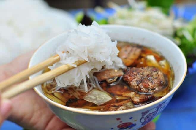 Cụ bà Nhật Bản lần đầu ăn bún chả Việt Nam, thốt lên 6 từ khiến 500.000 người thích thú- Ảnh 1.