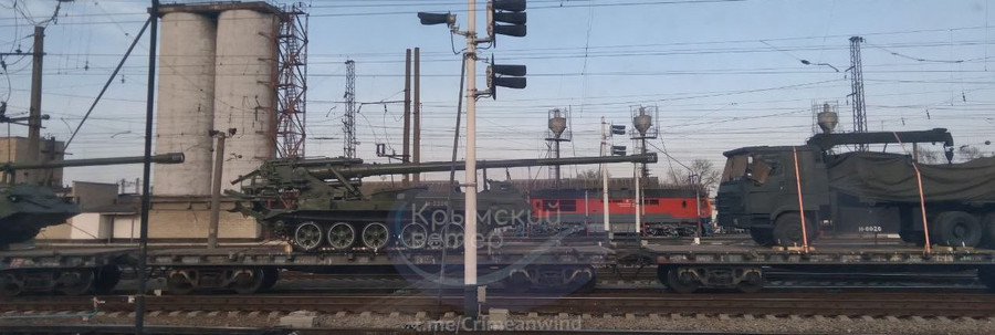 Ph&aacute;o tự h&agrave;nh Koksan cấp tốc được điều động qua đường Crimea - Ảnh 2.