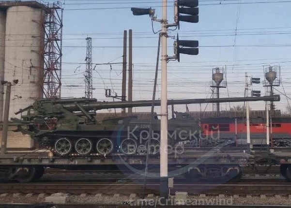 Ph&aacute;o tự h&agrave;nh Koksan cấp tốc được điều động qua đường Crimea - Ảnh 1.