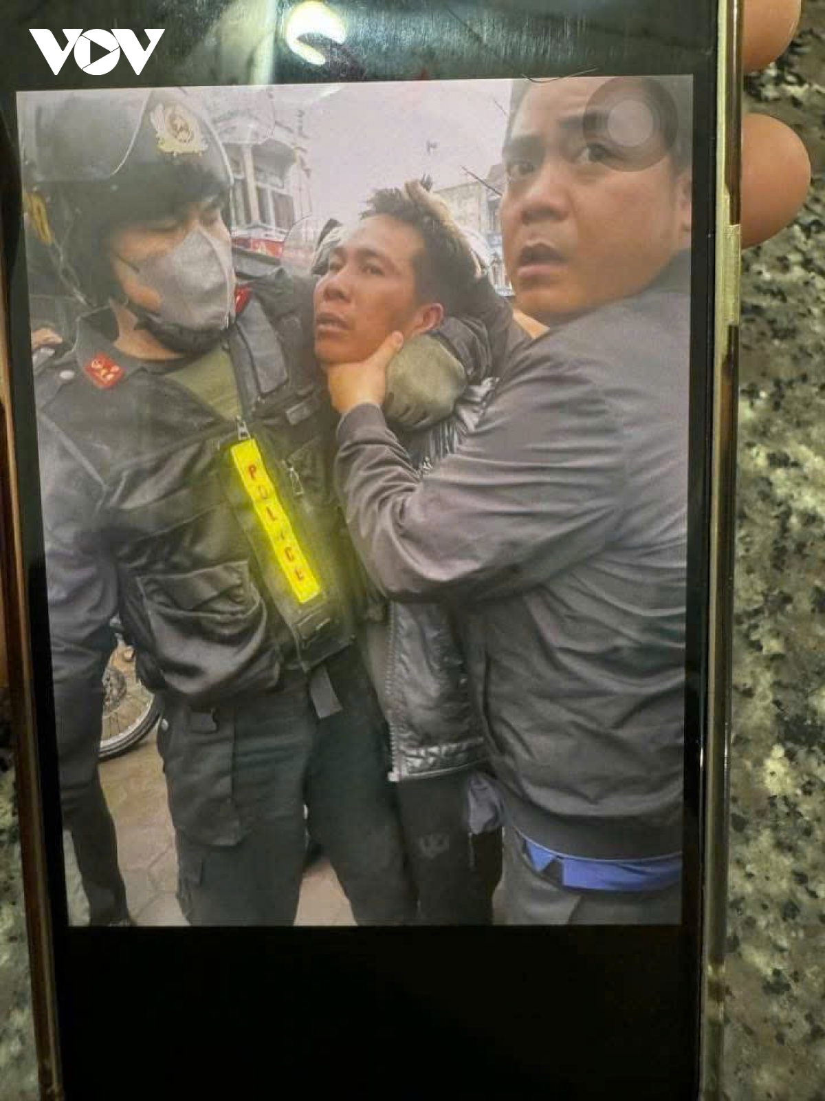 Thanh niên nghi ngáo đá dùng dao khống chế cháu bé ở Bắc Ninh - Ảnh 2.