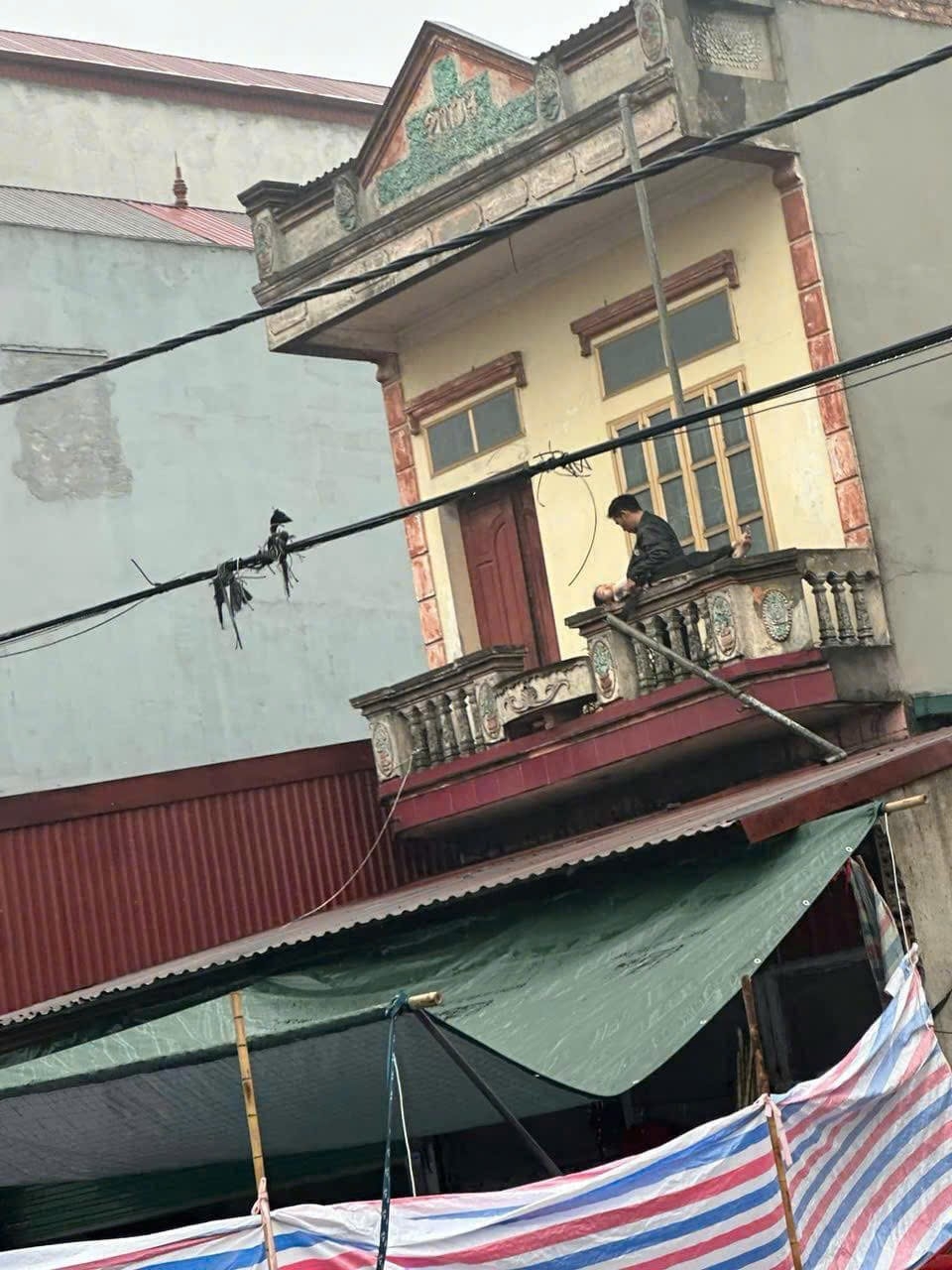 Thanh niên nghi ngáo đá dùng dao khống chế cháu bé ở Bắc Ninh - Ảnh 1.