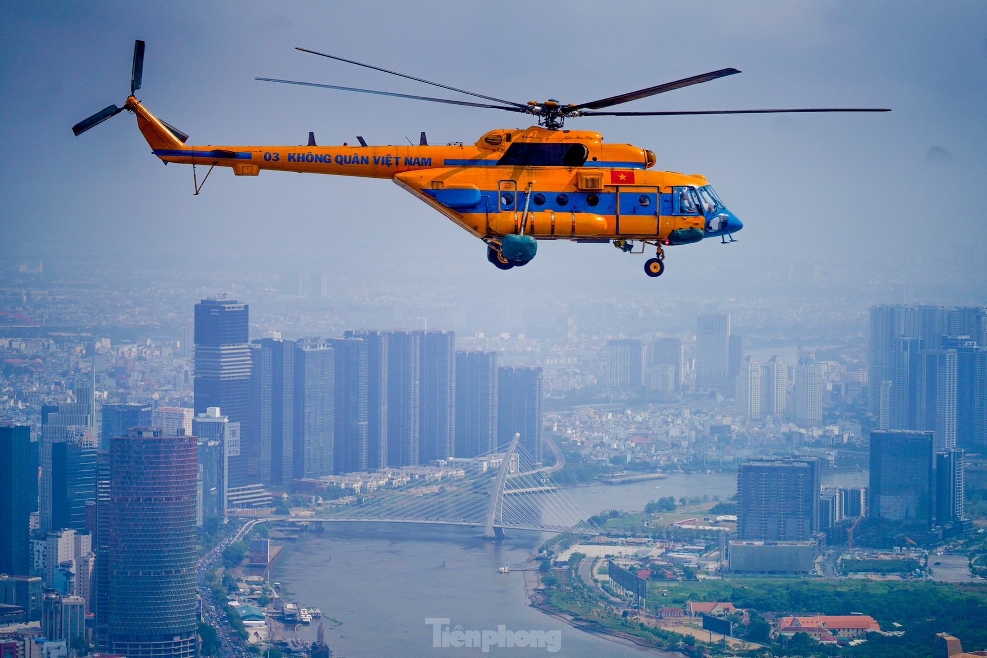Bi&ecirc;n đội trực thăng bay v&agrave;o trung t&acirc;m TPHCM - Ảnh 20.