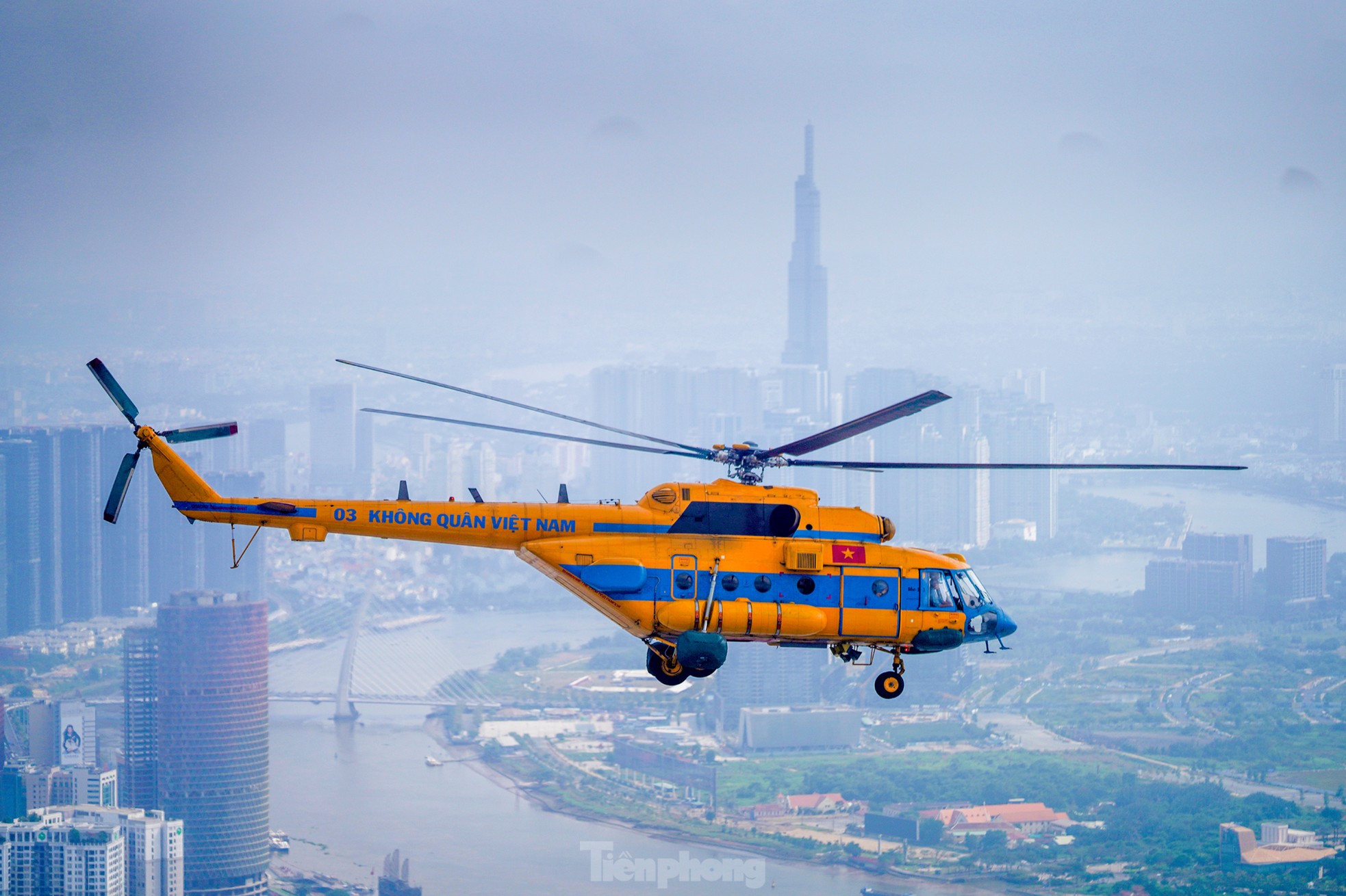 Bi&ecirc;n đội trực thăng bay v&agrave;o trung t&acirc;m TPHCM - Ảnh 25.