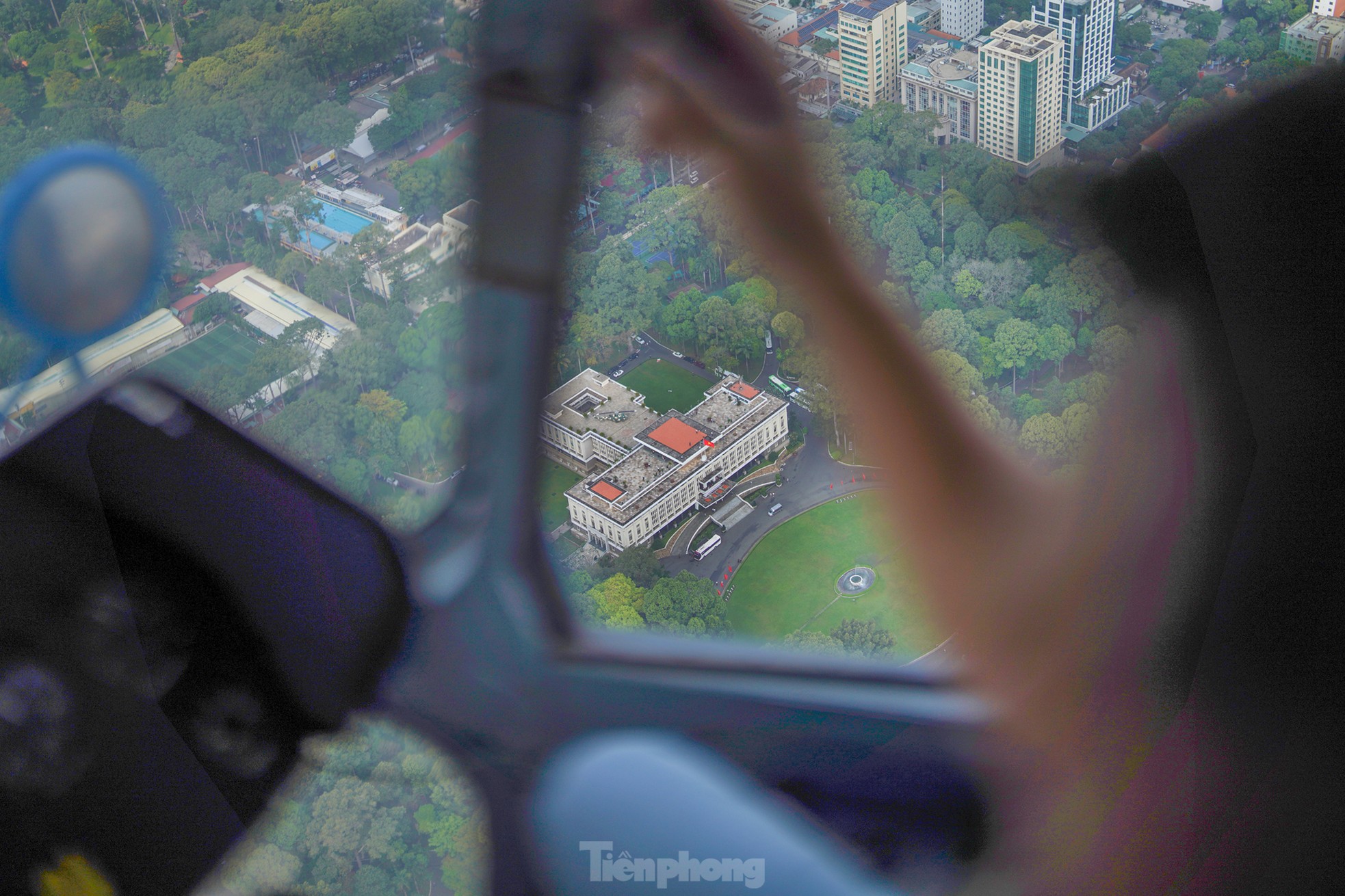 Bi&ecirc;n đội trực thăng bay v&agrave;o trung t&acirc;m TPHCM - Ảnh 17.