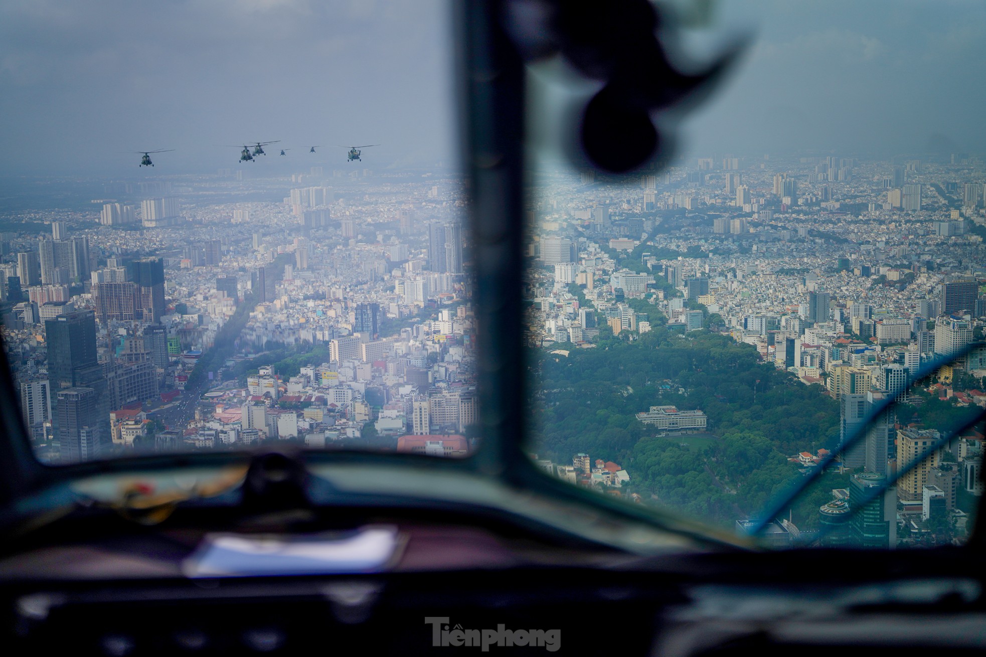 Bi&ecirc;n đội trực thăng bay v&agrave;o trung t&acirc;m TPHCM - Ảnh 16.