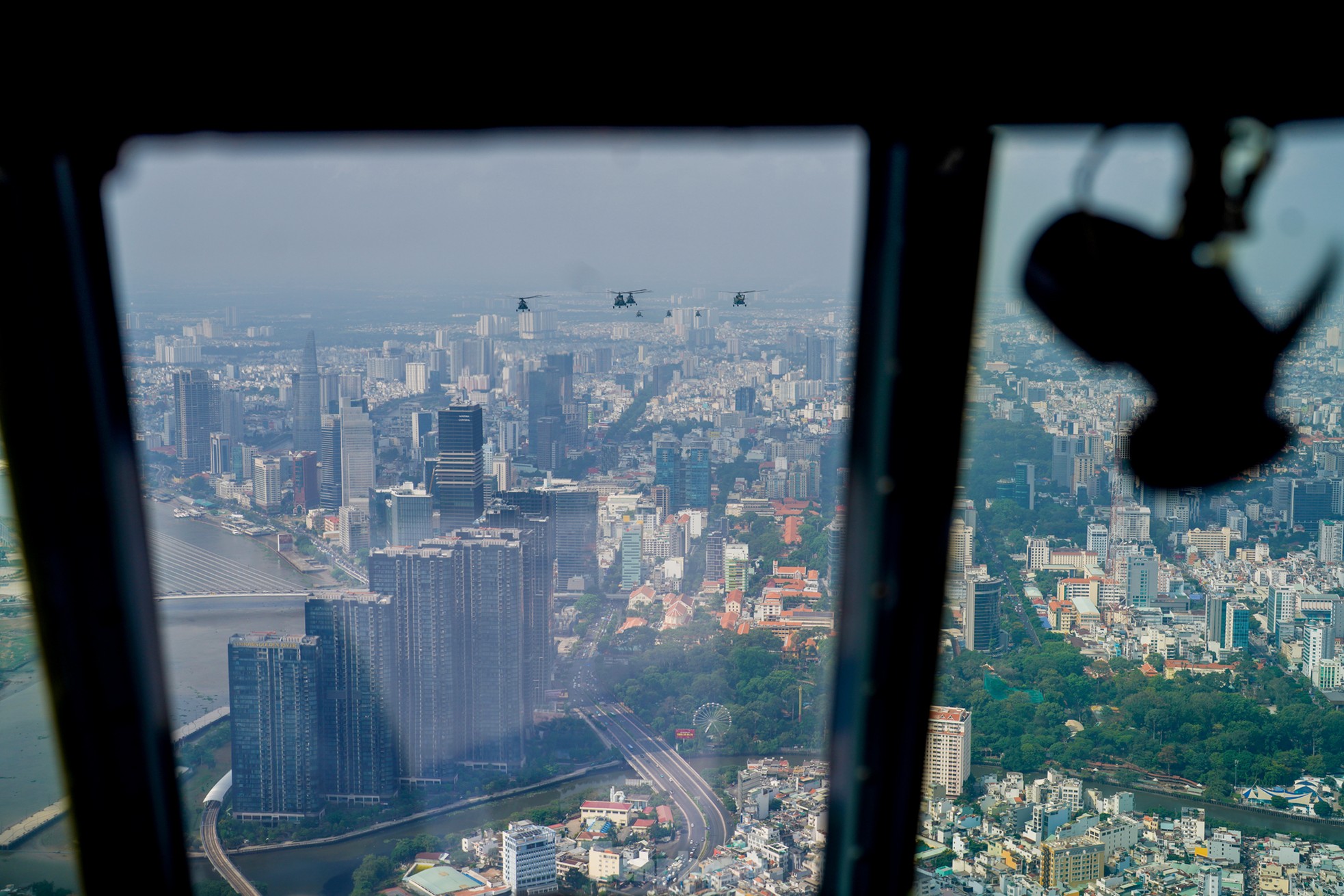 Bi&ecirc;n đội trực thăng bay v&agrave;o trung t&acirc;m TPHCM - Ảnh 18.