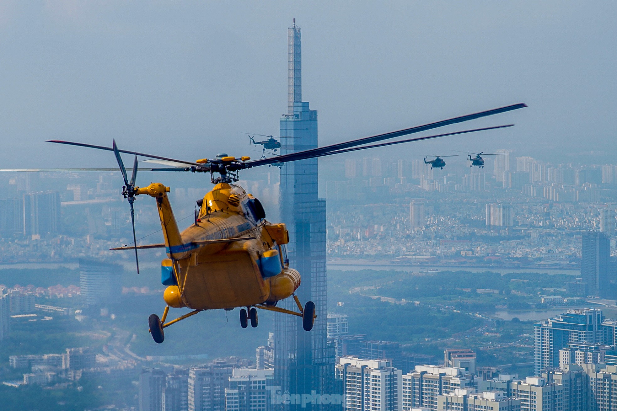 Bi&ecirc;n đội trực thăng bay v&agrave;o trung t&acirc;m TPHCM - Ảnh 15.