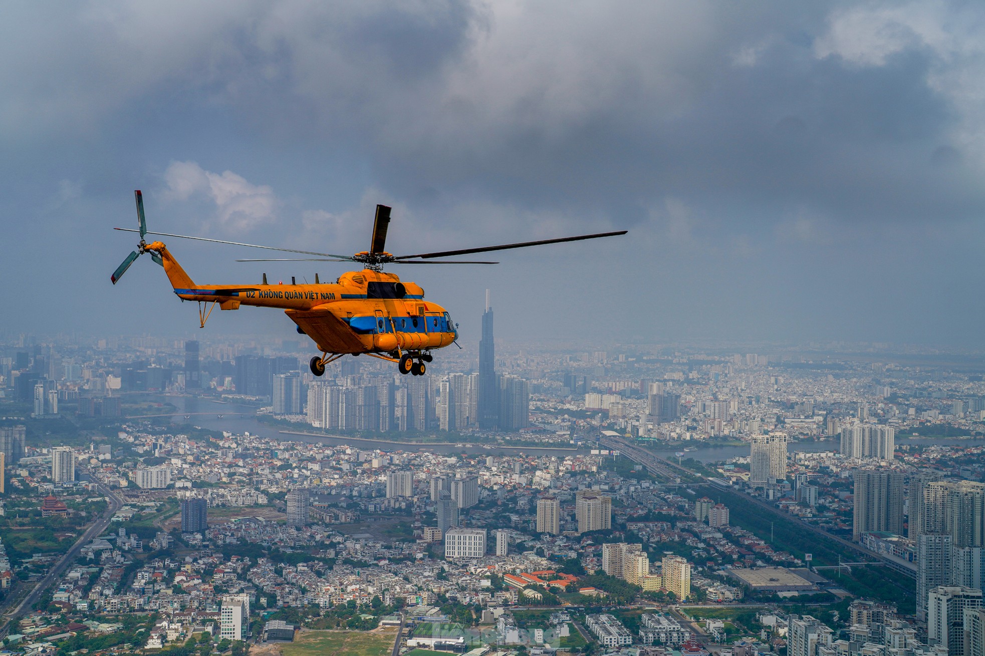 Bi&ecirc;n đội trực thăng bay v&agrave;o trung t&acirc;m TPHCM - Ảnh 13.