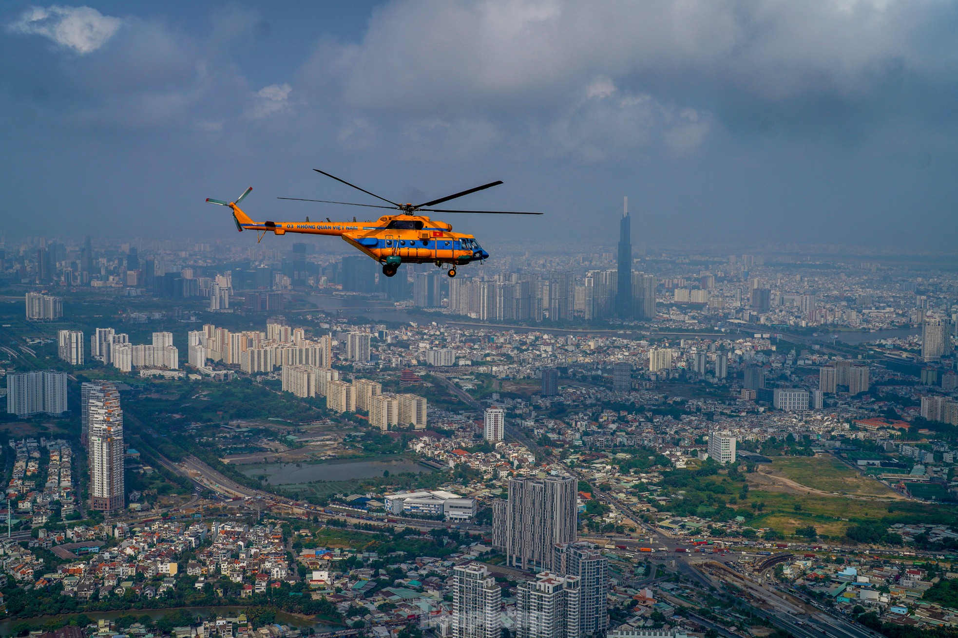 Bi&ecirc;n đội trực thăng bay v&agrave;o trung t&acirc;m TPHCM - Ảnh 14.