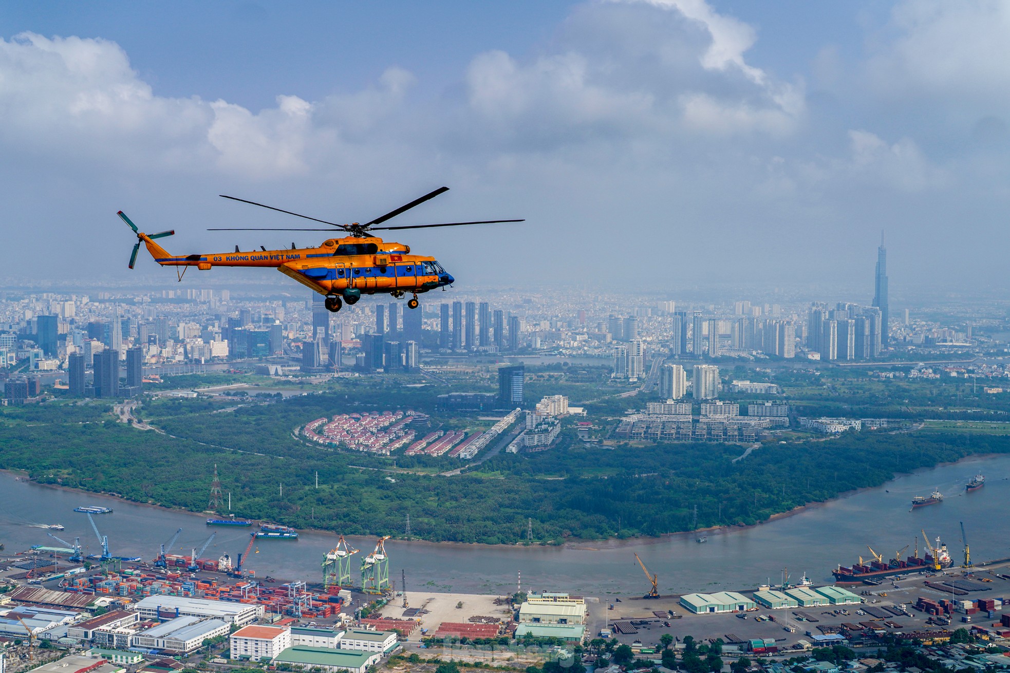 Bi&ecirc;n đội trực thăng bay v&agrave;o trung t&acirc;m TPHCM - Ảnh 12.