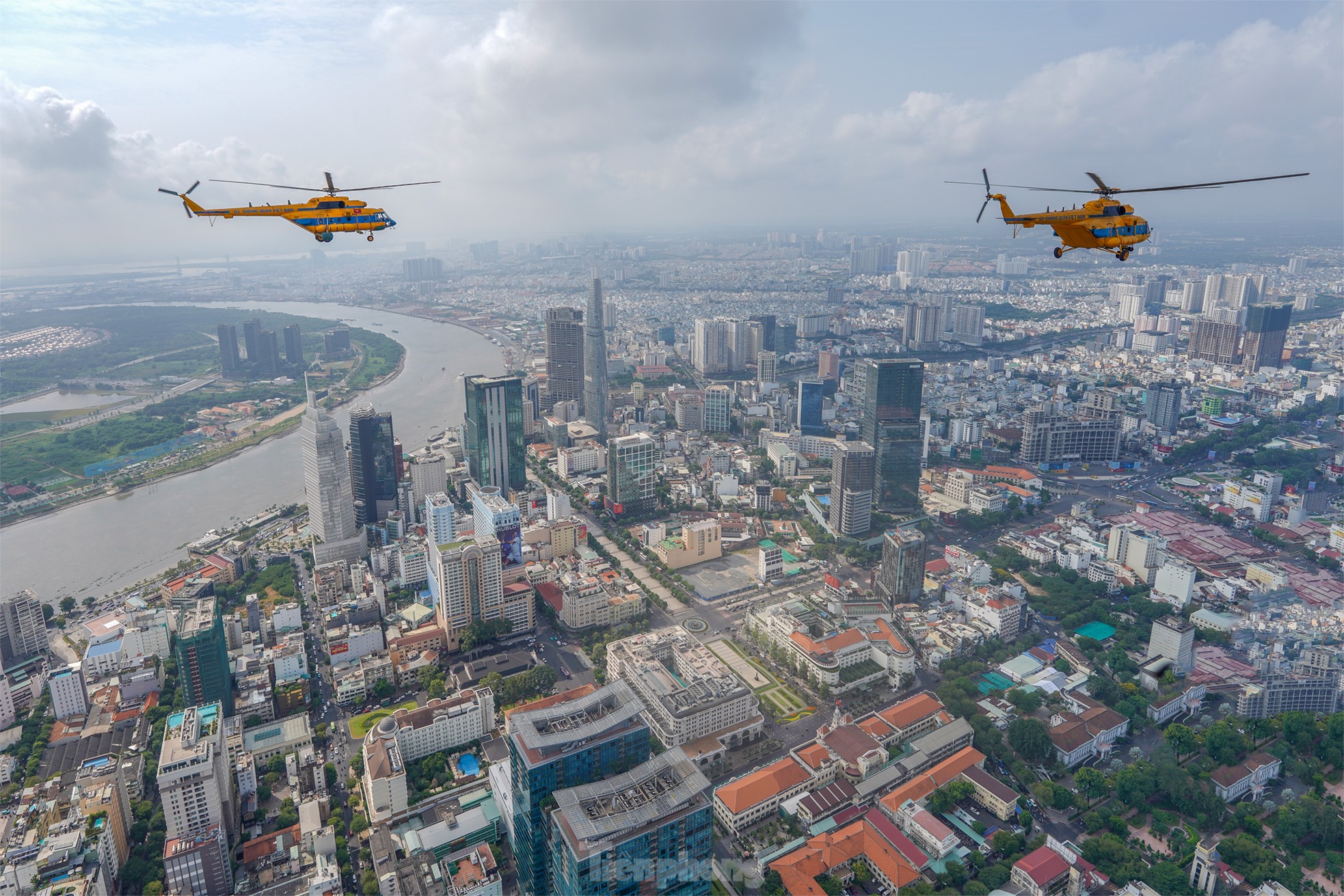 Bi&ecirc;n đội trực thăng bay v&agrave;o trung t&acirc;m TPHCM - Ảnh 11.