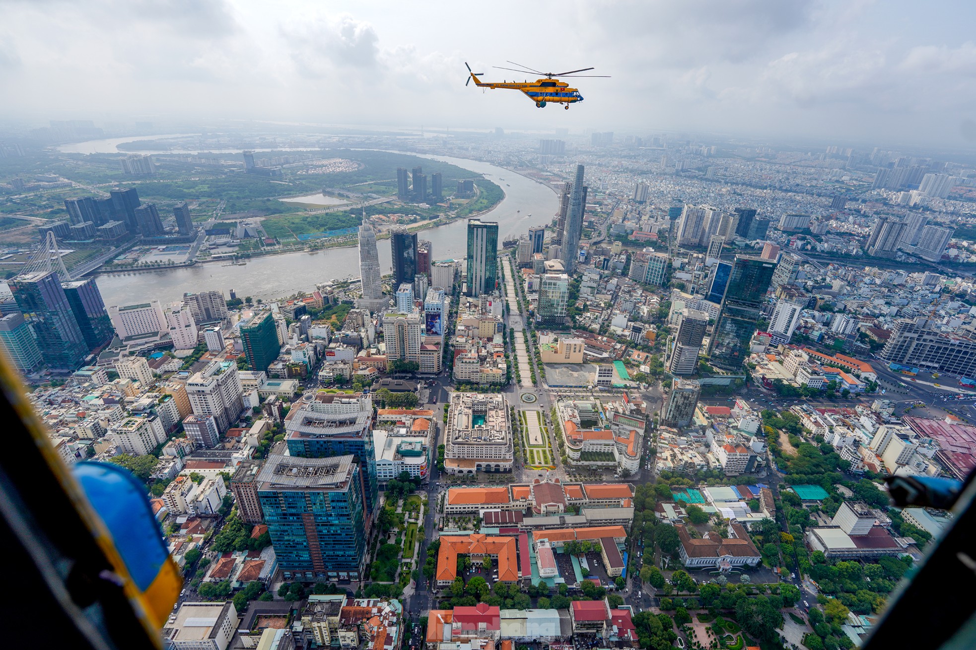 Bi&ecirc;n đội trực thăng bay v&agrave;o trung t&acirc;m TPHCM - Ảnh 10.