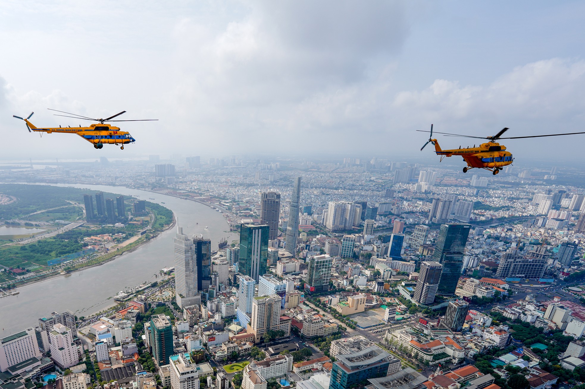 Bi&ecirc;n đội trực thăng bay v&agrave;o trung t&acirc;m TPHCM - Ảnh 9.
