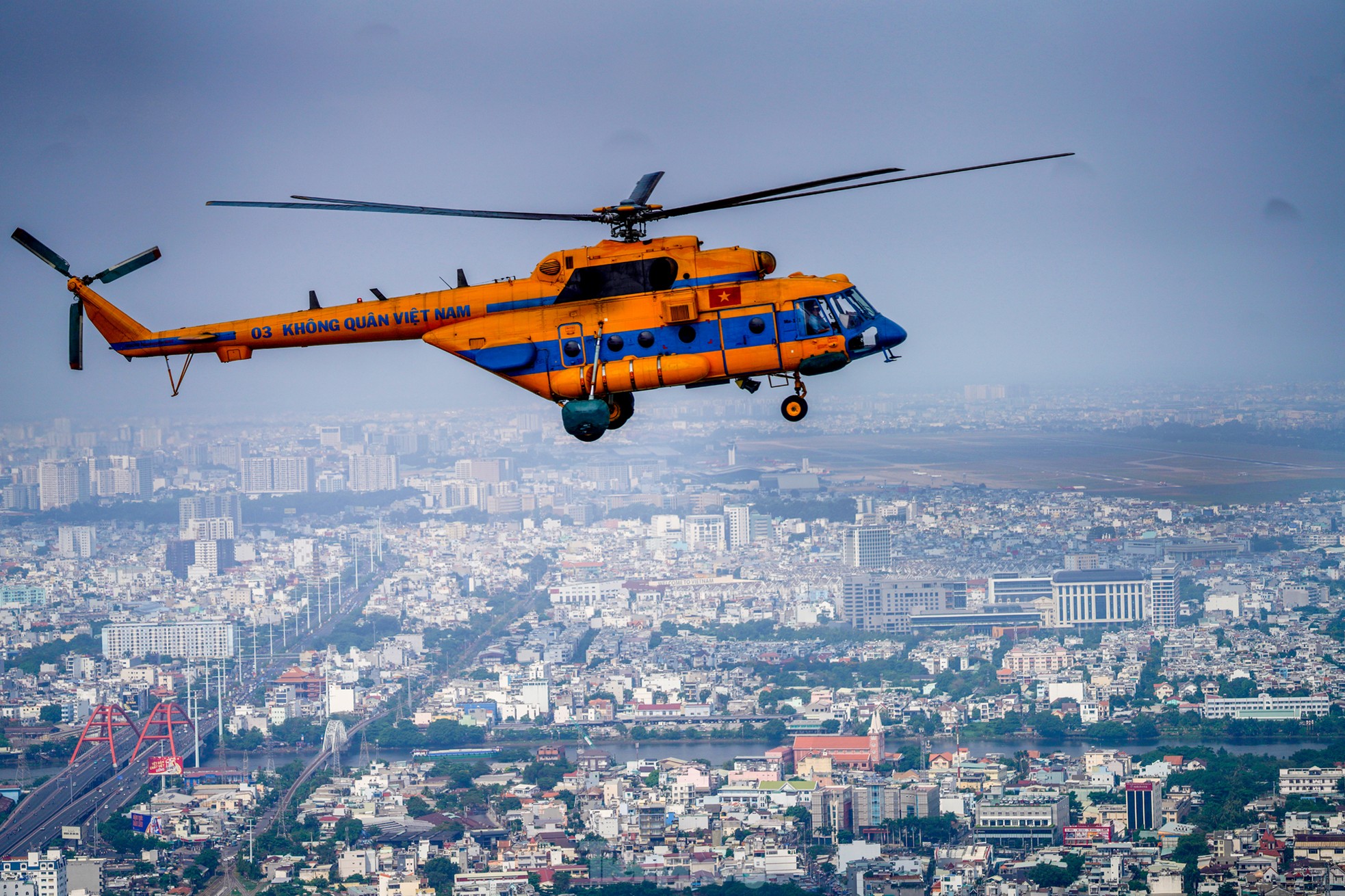 Bi&ecirc;n đội trực thăng bay v&agrave;o trung t&acirc;m TPHCM - Ảnh 24.