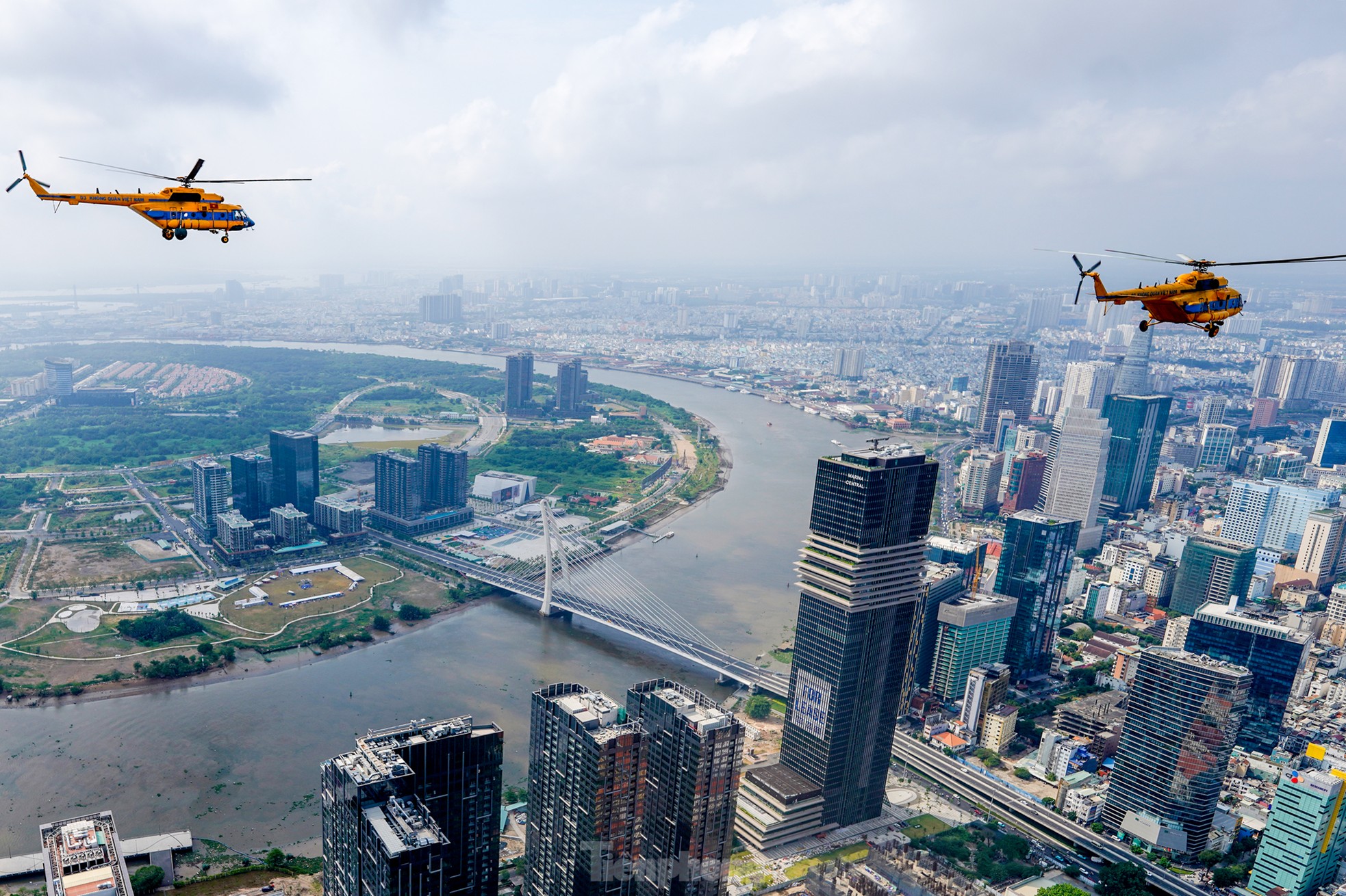 Bi&ecirc;n đội trực thăng bay v&agrave;o trung t&acirc;m TPHCM - Ảnh 8.