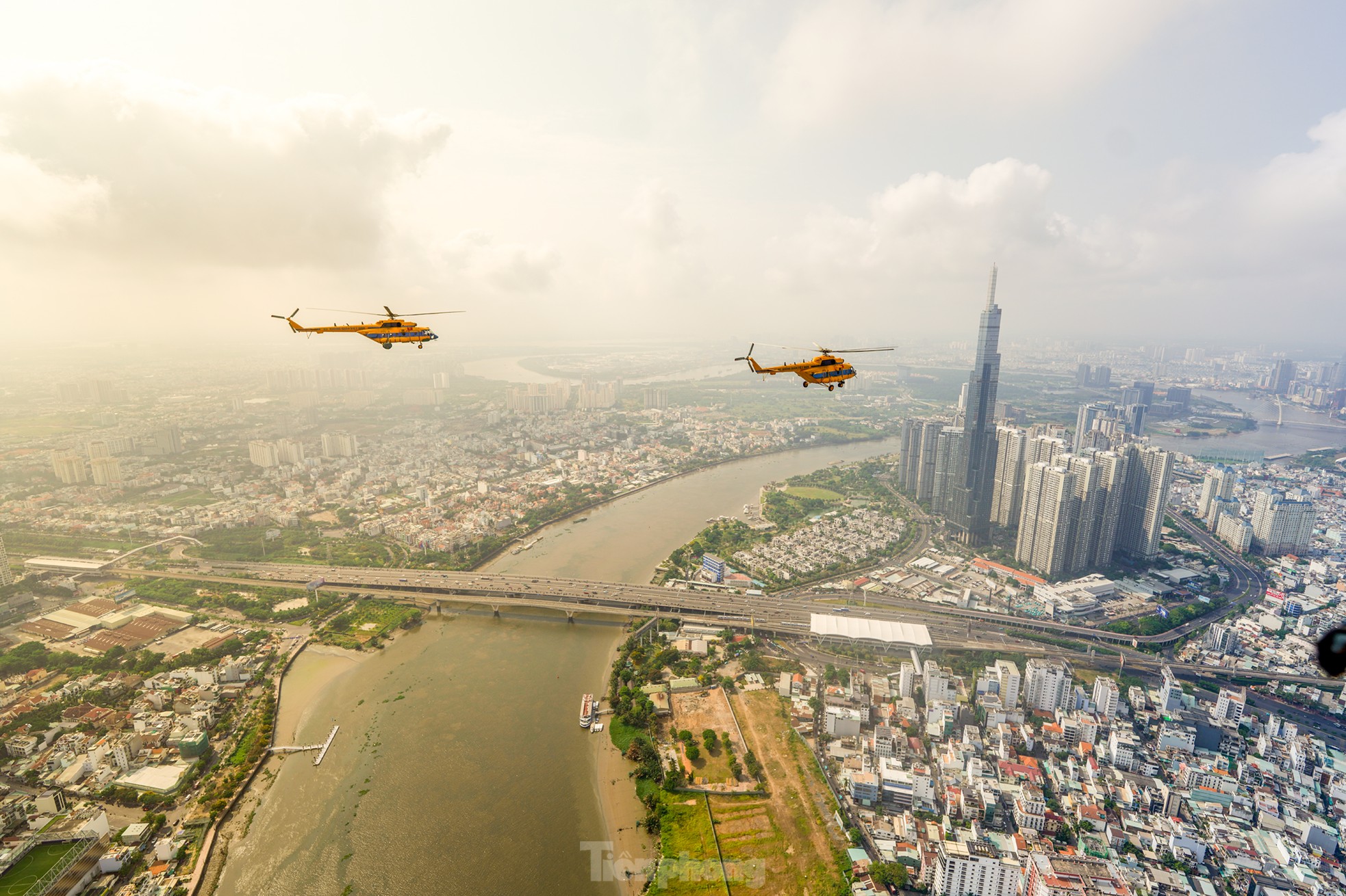 Bi&ecirc;n đội trực thăng bay v&agrave;o trung t&acirc;m TPHCM - Ảnh 5.
