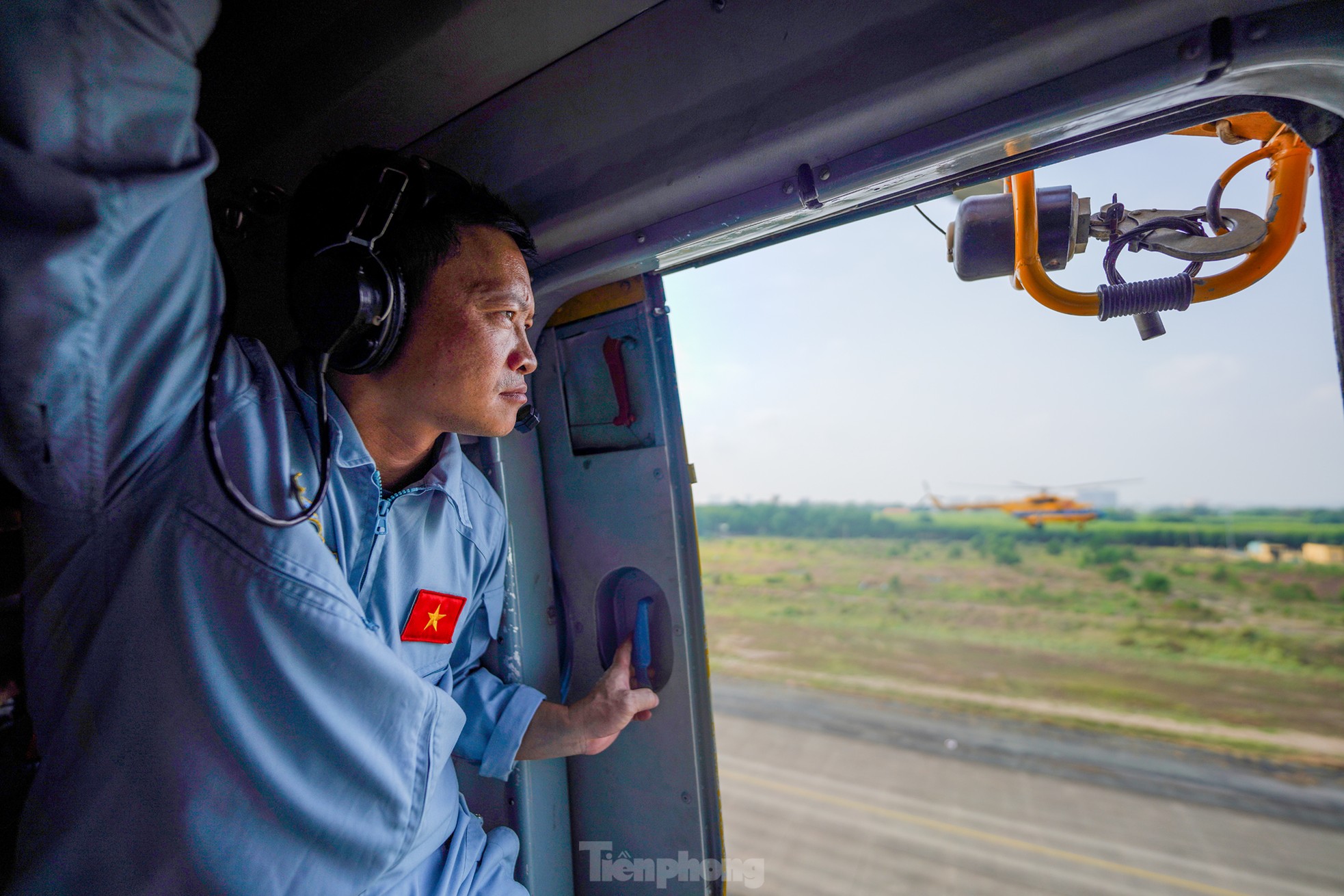 Bi&ecirc;n đội trực thăng bay v&agrave;o trung t&acirc;m TPHCM - Ảnh 4.
