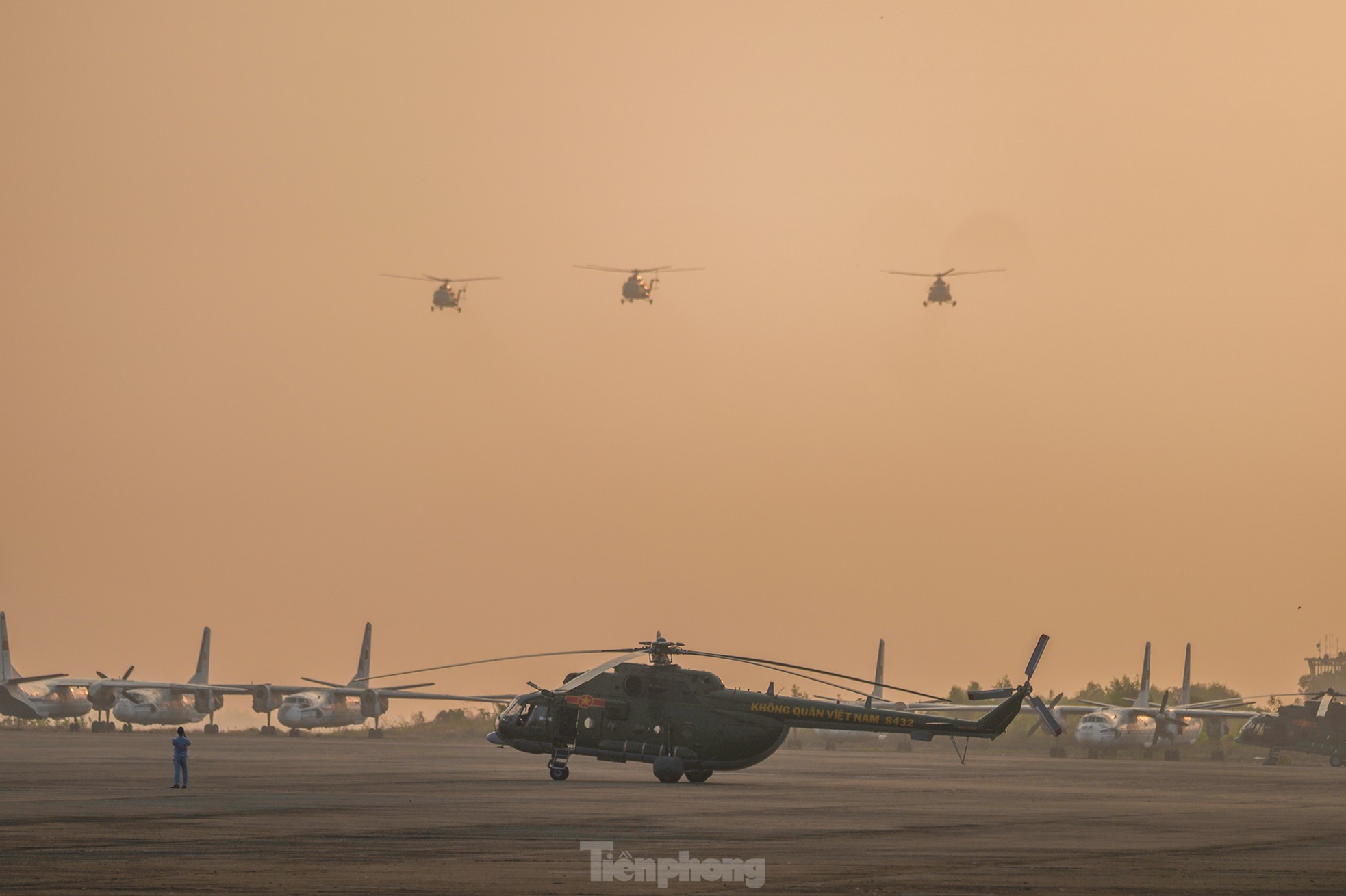 Bi&ecirc;n đội trực thăng bay v&agrave;o trung t&acirc;m TPHCM - Ảnh 3.