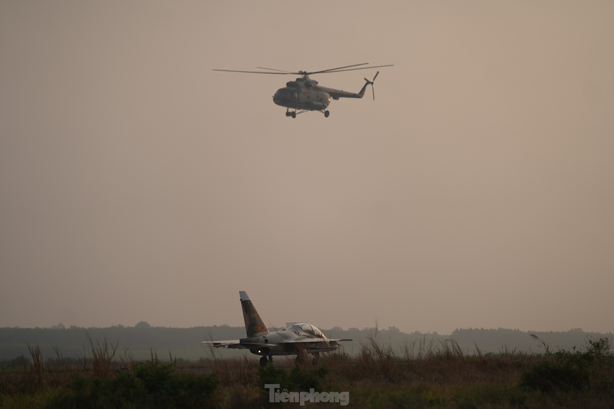 Bi&ecirc;n đội trực thăng bay v&agrave;o trung t&acirc;m TPHCM - Ảnh 2.