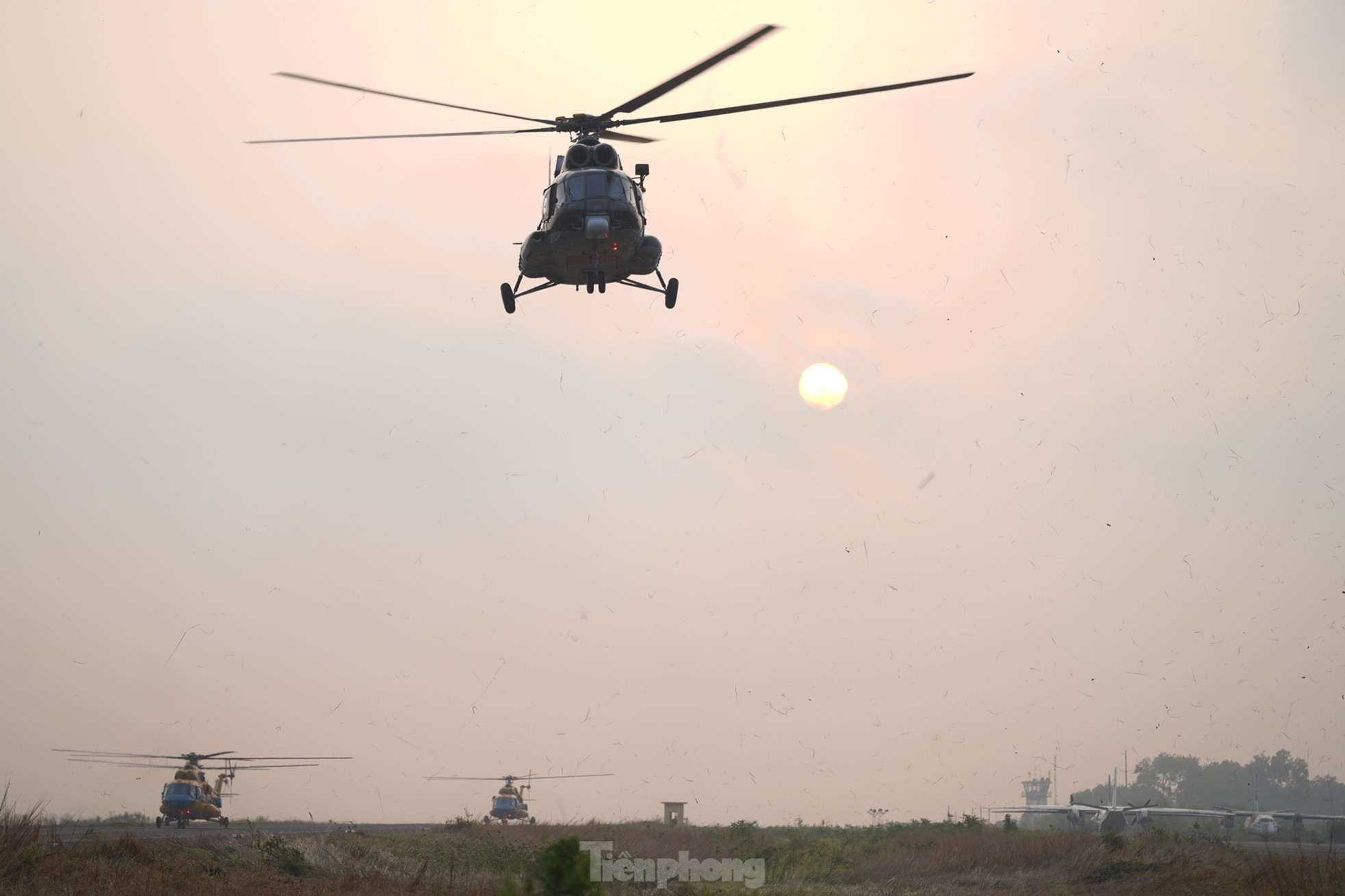 Bi&ecirc;n đội trực thăng bay v&agrave;o trung t&acirc;m TPHCM - Ảnh 1.