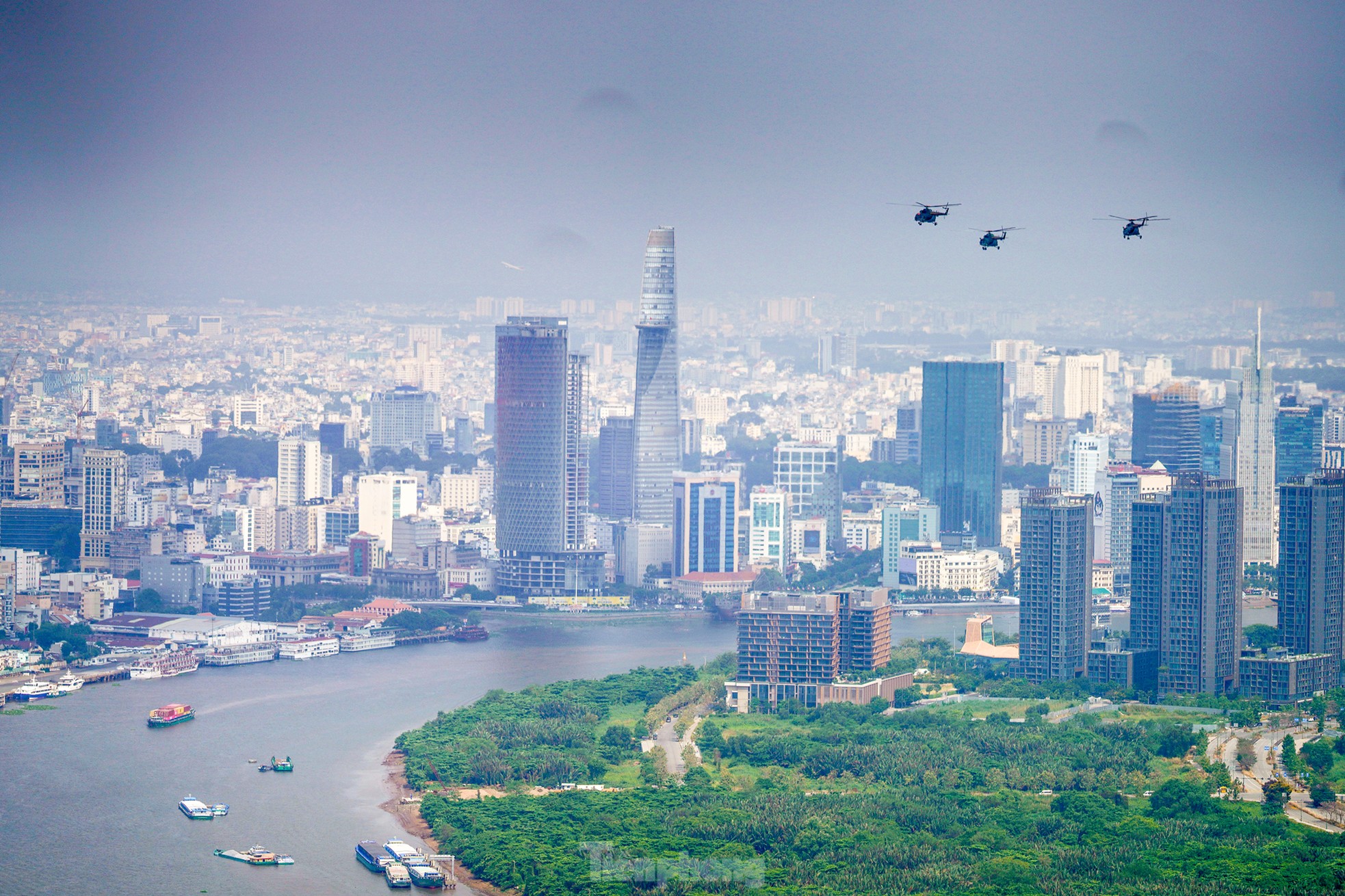 Bi&ecirc;n đội trực thăng bay v&agrave;o trung t&acirc;m TPHCM - Ảnh 22.