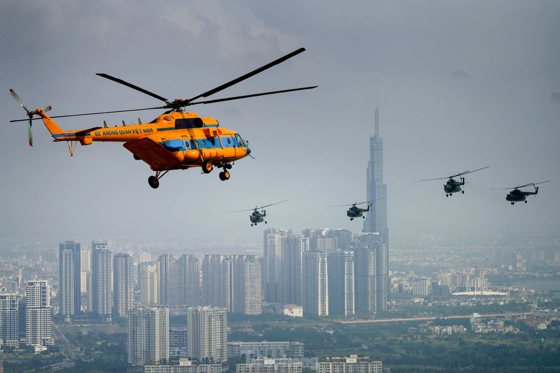 Bi&ecirc;n đội trực thăng bay v&agrave;o trung t&acirc;m TPHCM - Ảnh 21.