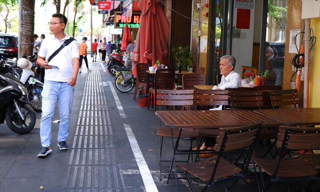 TPHCM n&ecirc;u l&yacute; do chỉ thu được 7 tỉ đồng sau một năm cho thu&ecirc; vỉa h&egrave; - Ảnh 1.