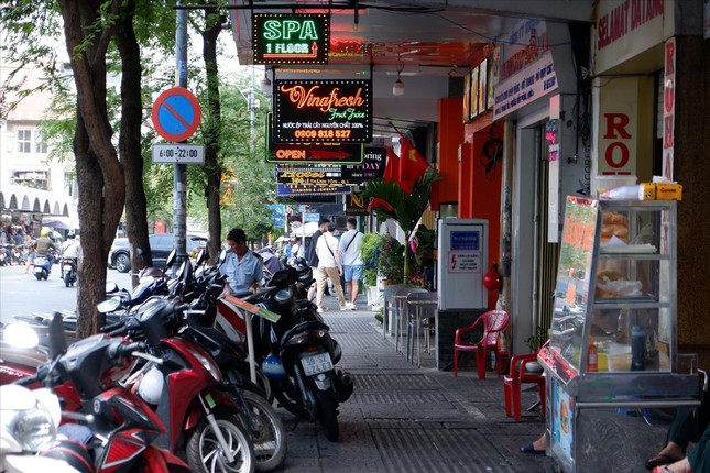 TPHCM n&ecirc;u l&yacute; do chỉ thu được 7 tỉ đồng sau một năm cho thu&ecirc; vỉa h&egrave; - Ảnh 2.