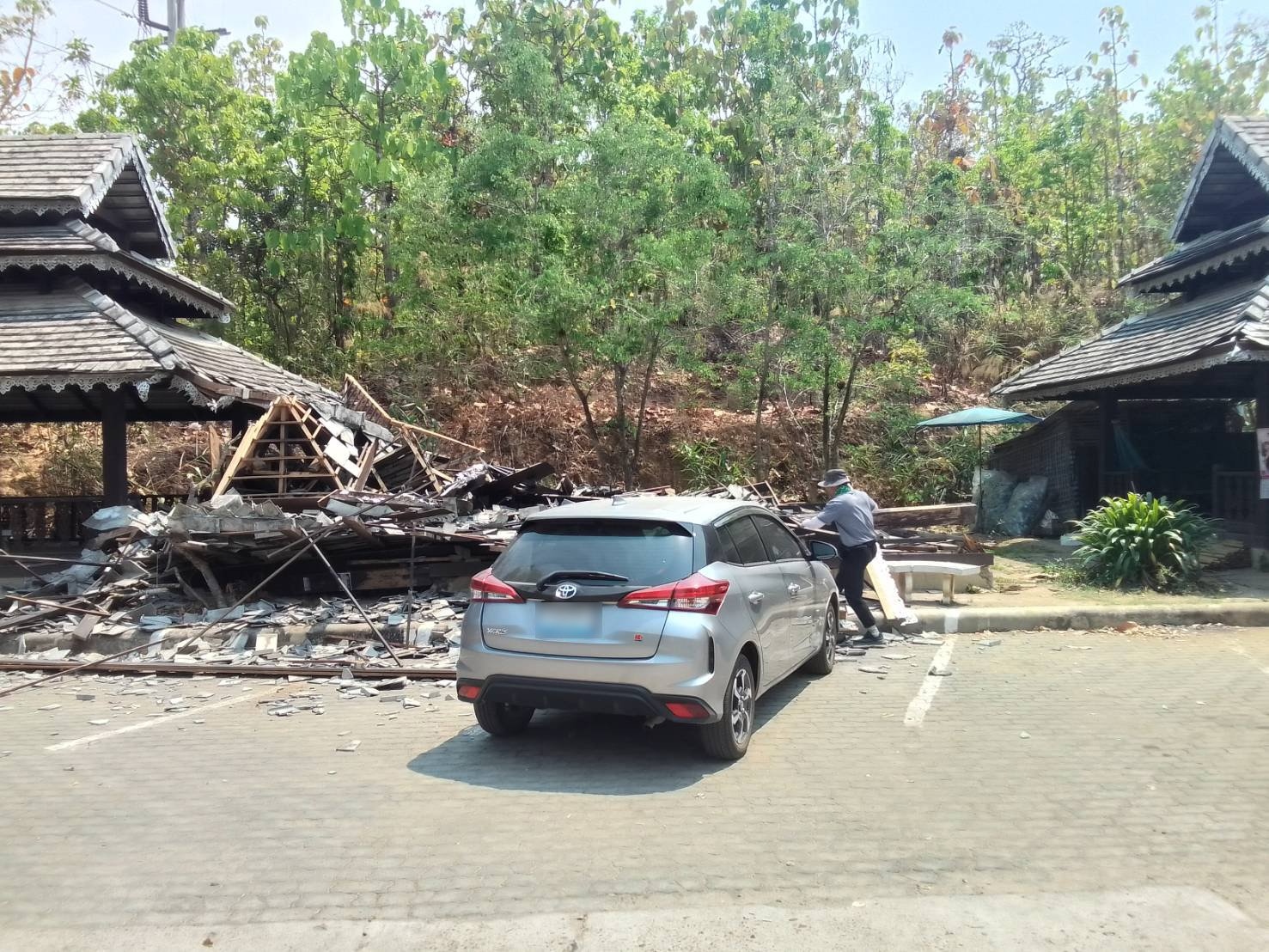 Loạt ảnh cho thấy sự thảm khốc của trận động đất 7,7 độ: C&ocirc;ng tr&igrave;nh đổ sập, người người sợ h&atilde;i bỏ chạy- Ảnh 16.