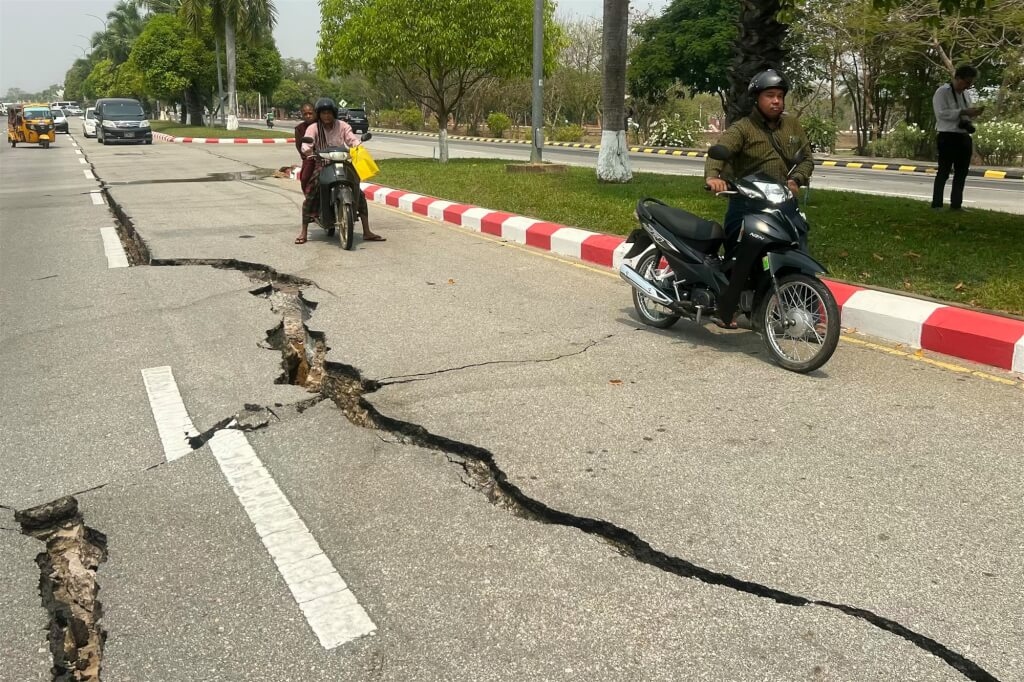 Loạt ảnh cho thấy sự thảm khốc của trận động đất 7,7 độ: C&ocirc;ng tr&igrave;nh đổ sập, người người sợ h&atilde;i bỏ chạy- Ảnh 6.