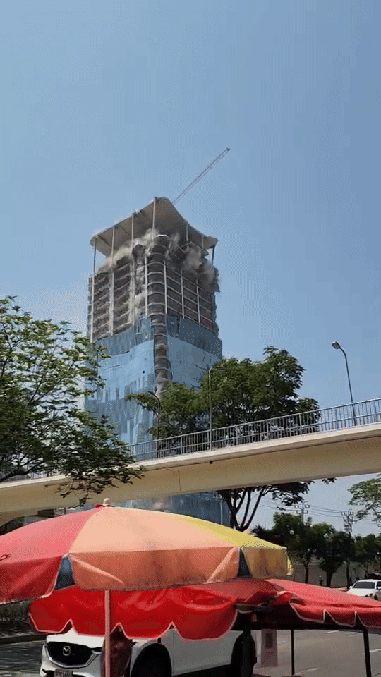 Loạt ảnh cho thấy sự thảm khốc của trận động đất 7,7 độ: C&ocirc;ng tr&igrave;nh đổ sập, người người sợ h&atilde;i bỏ chạy- Ảnh 13.