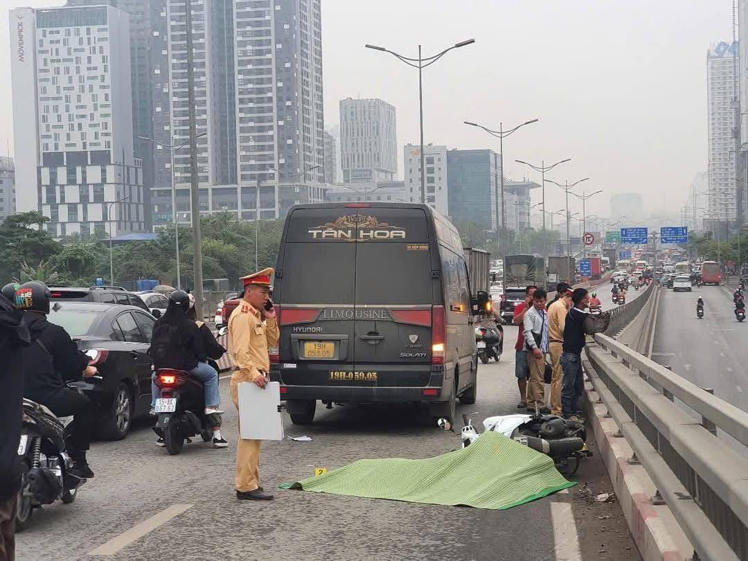 Va chạm với xe Limousine 16 chỗ tr&ecirc;n cầu vượt, nữ t&agrave;i xế xe &ocirc;m c&ocirc;ng nghệ tử vong- Ảnh 1.